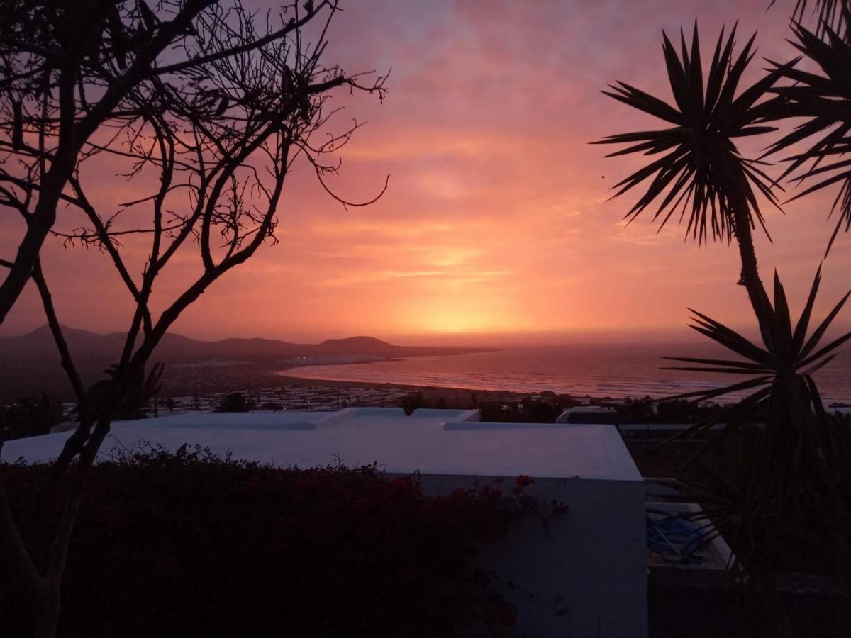 Beautiful Small Bungalow, Amazing Views And Garden Famara Exterior photo